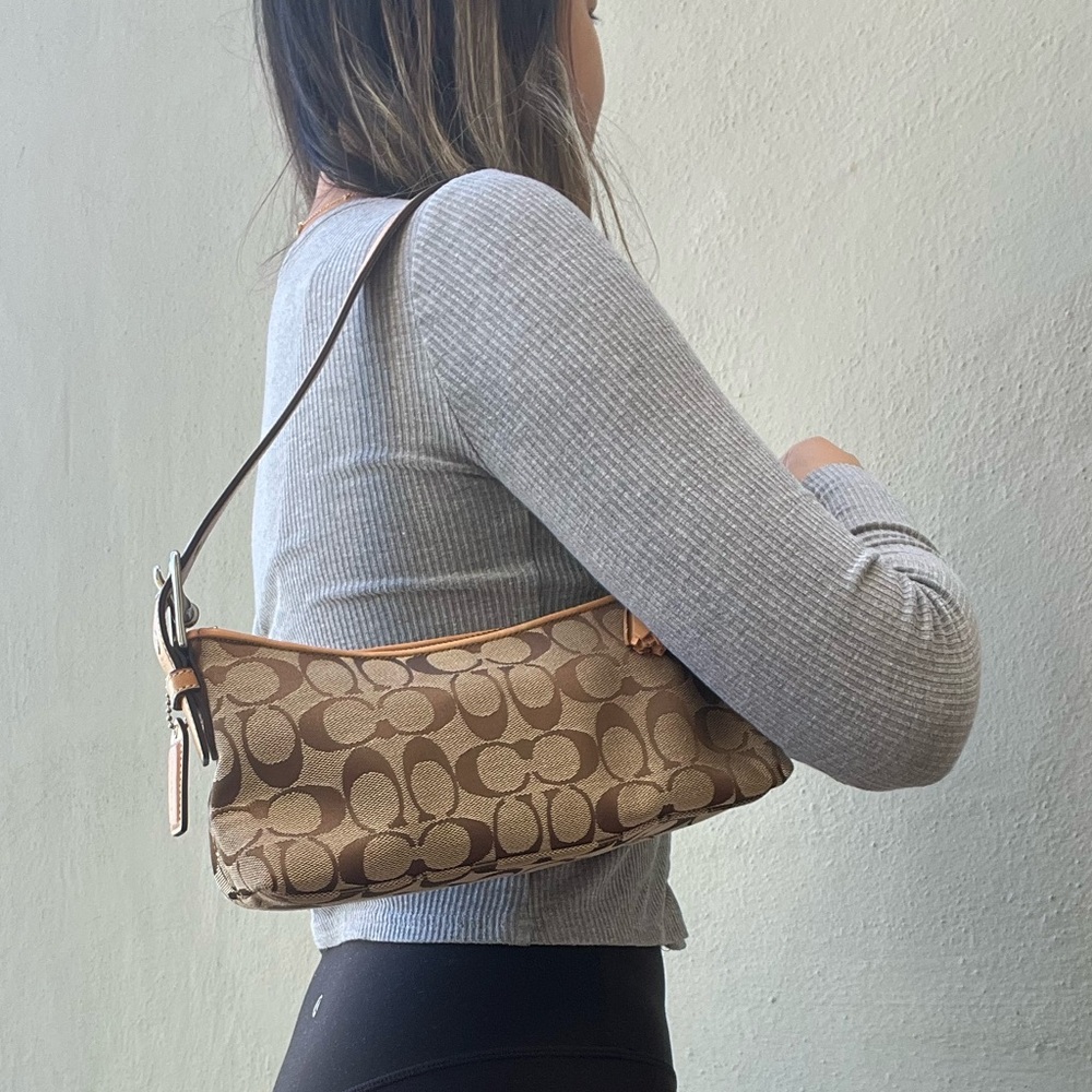 COACH Y2K EAST WEST
BAGUETTE HOBO SHOULDER BAG IN JACQUARD
KHAKI 6371
